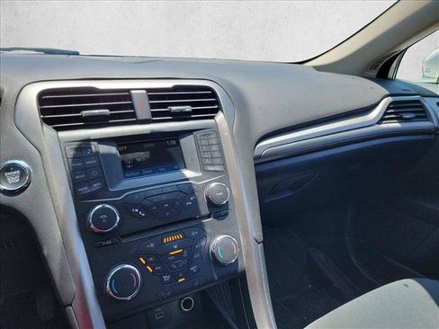 Used 2018 Ford Fusion SE FWD image 18