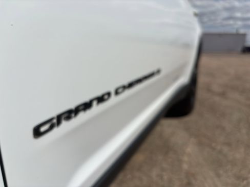 Used 2024 Jeep Grand Cherokee L Limited w/ Black Appearance Package image 10