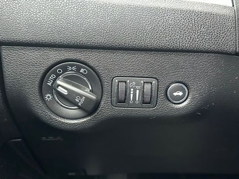 Used 2019 Chrysler 300 Limited RWD image 17
