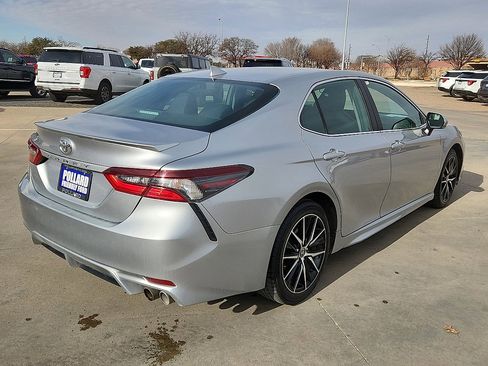 Used 2024 Toyota Camry SE image 3
