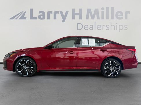 Used 2023 Nissan Altima 2.5 SR w/ SR Premium Package AWD/4WD image 2