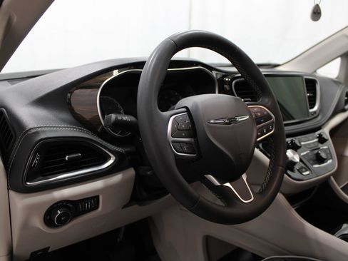 Used 2023 Chrysler Pacifica Limited FWD image 12