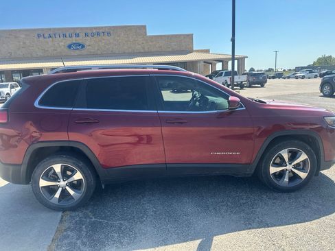 Used 2019 Jeep Cherokee Limited w/ Technology Group FWD image 8