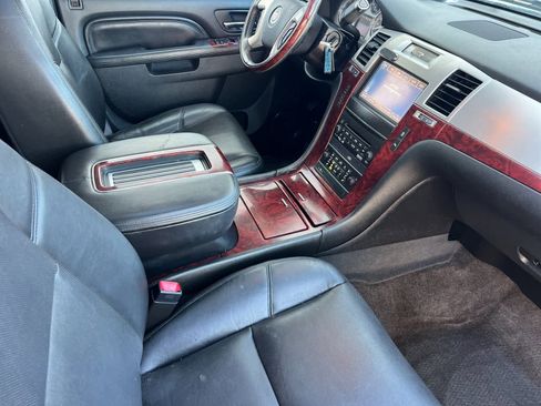 Used 2014 Cadillac Escalade Luxury image 18