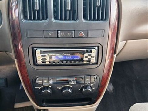 Used 2003 Chrysler Town & Country image 16