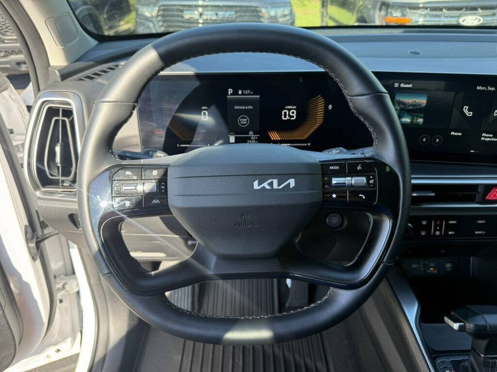 Used 2026 Kia Sorento LX FWD image 5