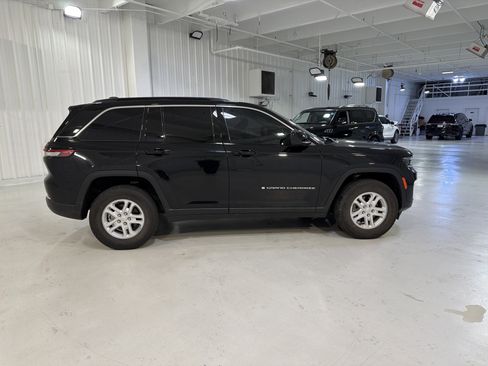 Used 2024 Jeep Grand Cherokee Laredo AWD/4WD image 7