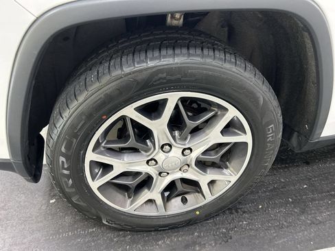 Used 2019 Jeep Grand Cherokee Limited AWD/4WD image 8