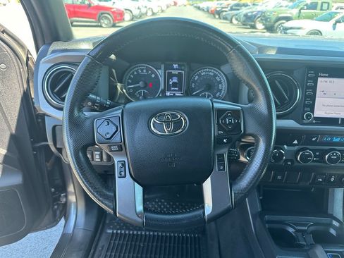 Used 2022 Toyota Tacoma TRD Off-Road w/ TRD Premium Off Road Package AWD/4WD image 17