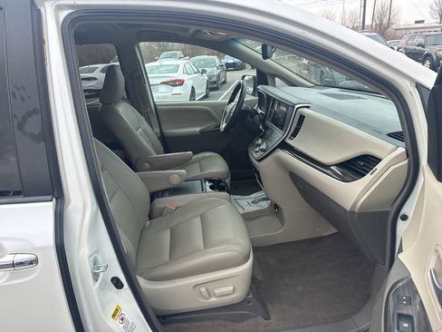 Used 2016 Toyota Sienna XLE image 33