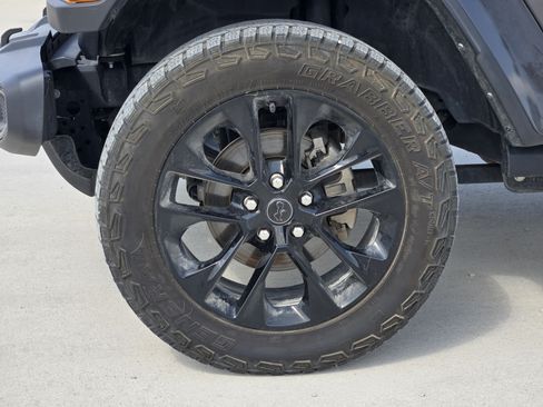 Used 2025 Jeep Gladiator Sport AWD/4WD image 12