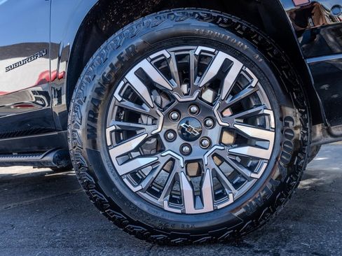 Used 2025 Chevrolet Suburban Z71 image 30