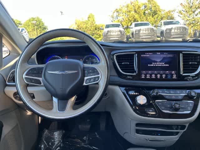 Used 2018 Chrysler Pacifica Limited w/ Advanced Safetytec Group FWD image 13