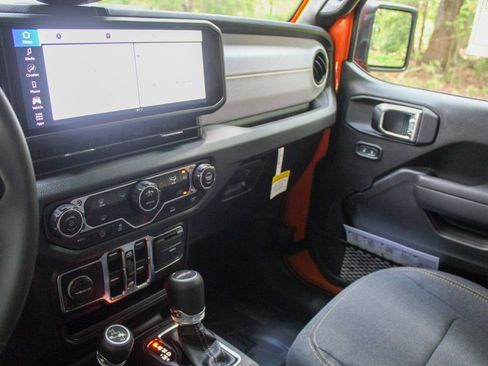 New 2025 Jeep Gladiator Sport image 18