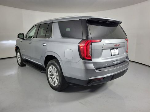 Used 2023 GMC Yukon SLT w/ SLT Luxury Package image 3
