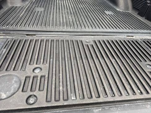 Used 2024 Nissan Titan SV w/ SV Convenience Package image 19