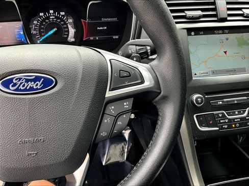 Used 2017 Ford Fusion SE w/ Fusion SE Technology Package FWD image 12