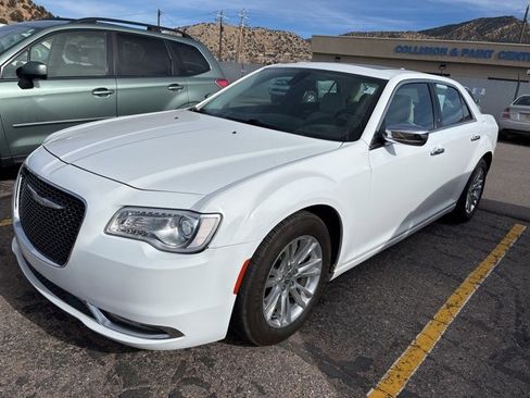 Used 2017 Chrysler 300 C image 3