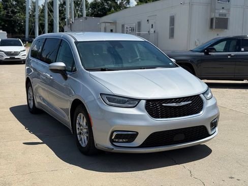 Used 2023 Chrysler Pacifica Touring-L FWD image 4