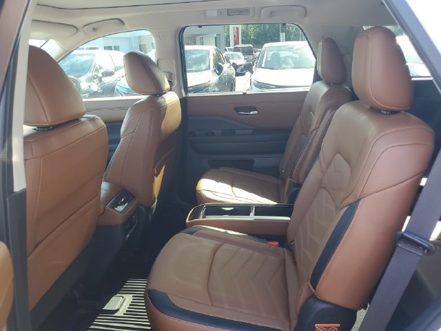 Used 2024 Nissan Pathfinder Platinum AWD/4WD image 9