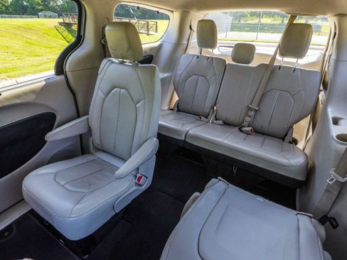 Used 2021 Chrysler Pacifica Touring-L FWD image 15