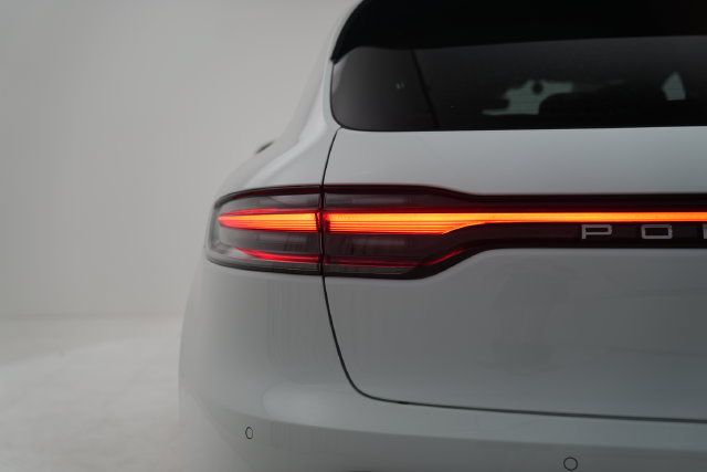 Certified 2026 Porsche Macan AWD/4WD image 15