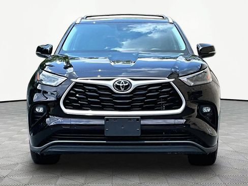 Used 2022 Toyota Highlander XLE FWD image 4