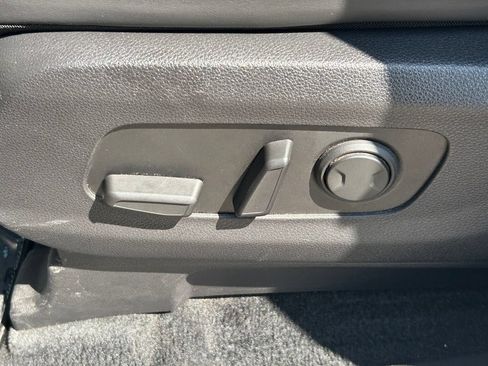 Used 2023 Kia Carnival EX FWD image 24