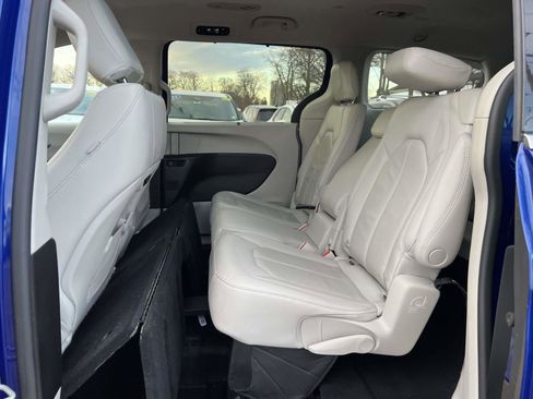 Used 2021 Chrysler Pacifica Touring-L image 12