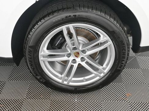 Certified 2025 Porsche Macan image 38
