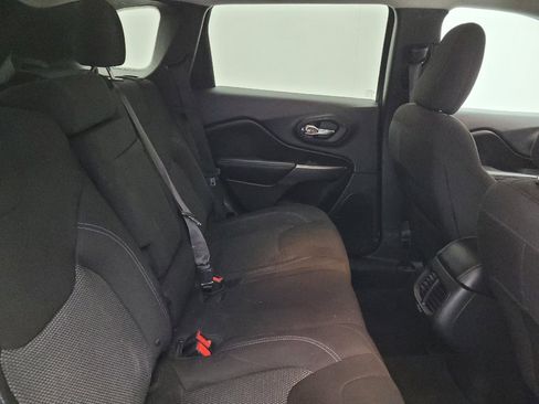 Used 2019 Jeep Cherokee Latitude w/ Cold Weather Group image 19