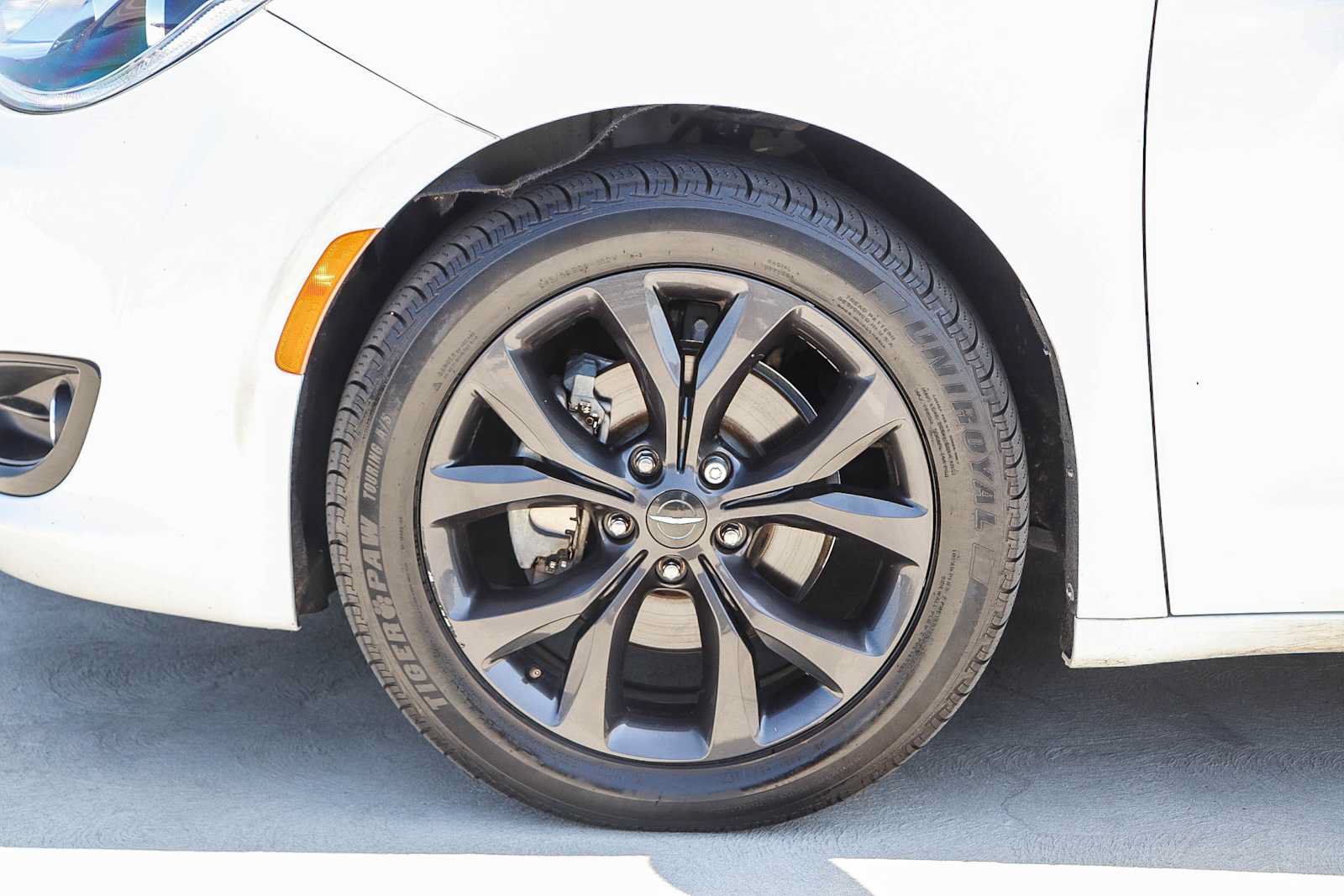 Used 2018 Chrysler Pacifica Touring Plus w/ S Appearance Package FWD image 12