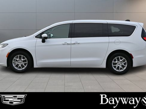 Used 2023 Chrysler Pacifica Touring-L FWD image 5