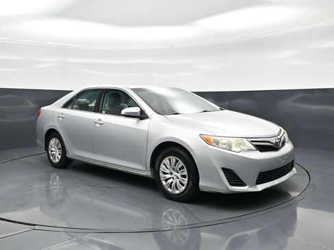 Used 2014 Toyota Camry LE FWD image 18