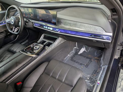 Used 2023 BMW 740i w/ Parking Assistance Package image 28