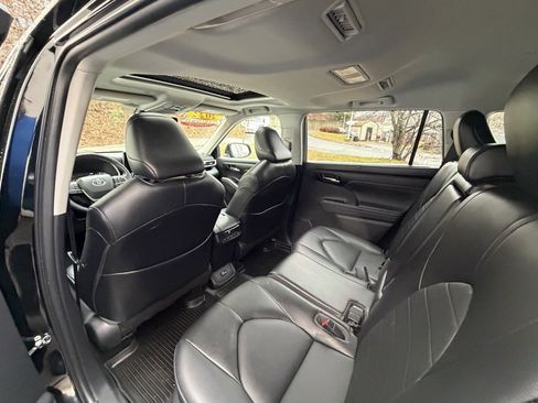 Used 2022 Toyota Highlander XLE image 11