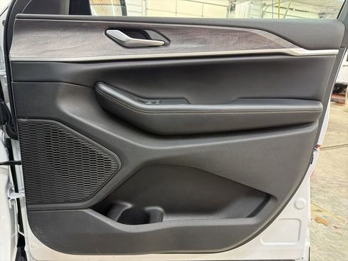 Used 2024 Jeep Grand Cherokee L Limited w/ Luxury Tech Group II image 31