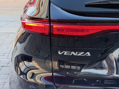 Used 2023 Toyota Venza XLE image 14