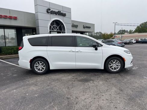 New 2026 Chrysler Pacifica Select image 2