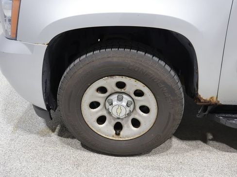 Used 2013 Chevrolet Suburban LT w/ Luxury Package AWD/4WD image 8