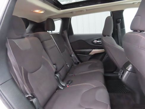 Used 2018 Jeep Cherokee Latitude w/ Comfort & Convenience Group image 28