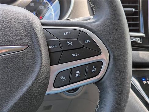 Used 2022 Chrysler Pacifica Touring-L FWD image 12