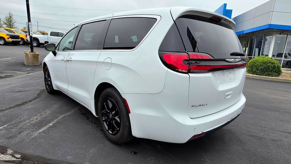 Used 2025 Chrysler Pacifica Select FWD image 4