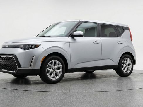 Used 2025 Kia Soul LX w/ LX Technology Package FWD image 3