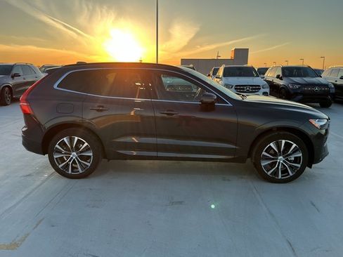 Used 2022 Volvo XC60 B5 Momentum w/ Advanced Package image 4