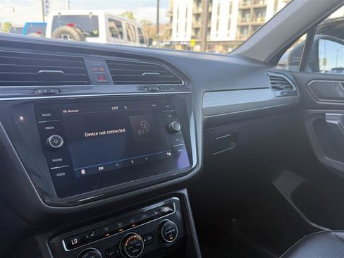 Used 2018 Volkswagen Tiguan SEL AWD/4WD image 29