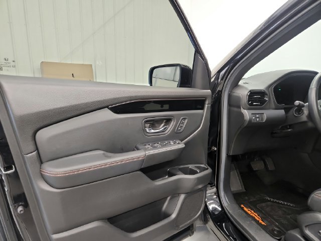 Used 2025 Honda Pilot TrailSport image 17