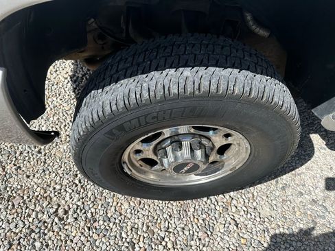 Used 2005 GMC Sierra 2500 SLT w/ Skid Plate Package image 38