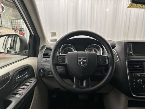 Used 2019 Dodge Grand Caravan SE FWD image 14