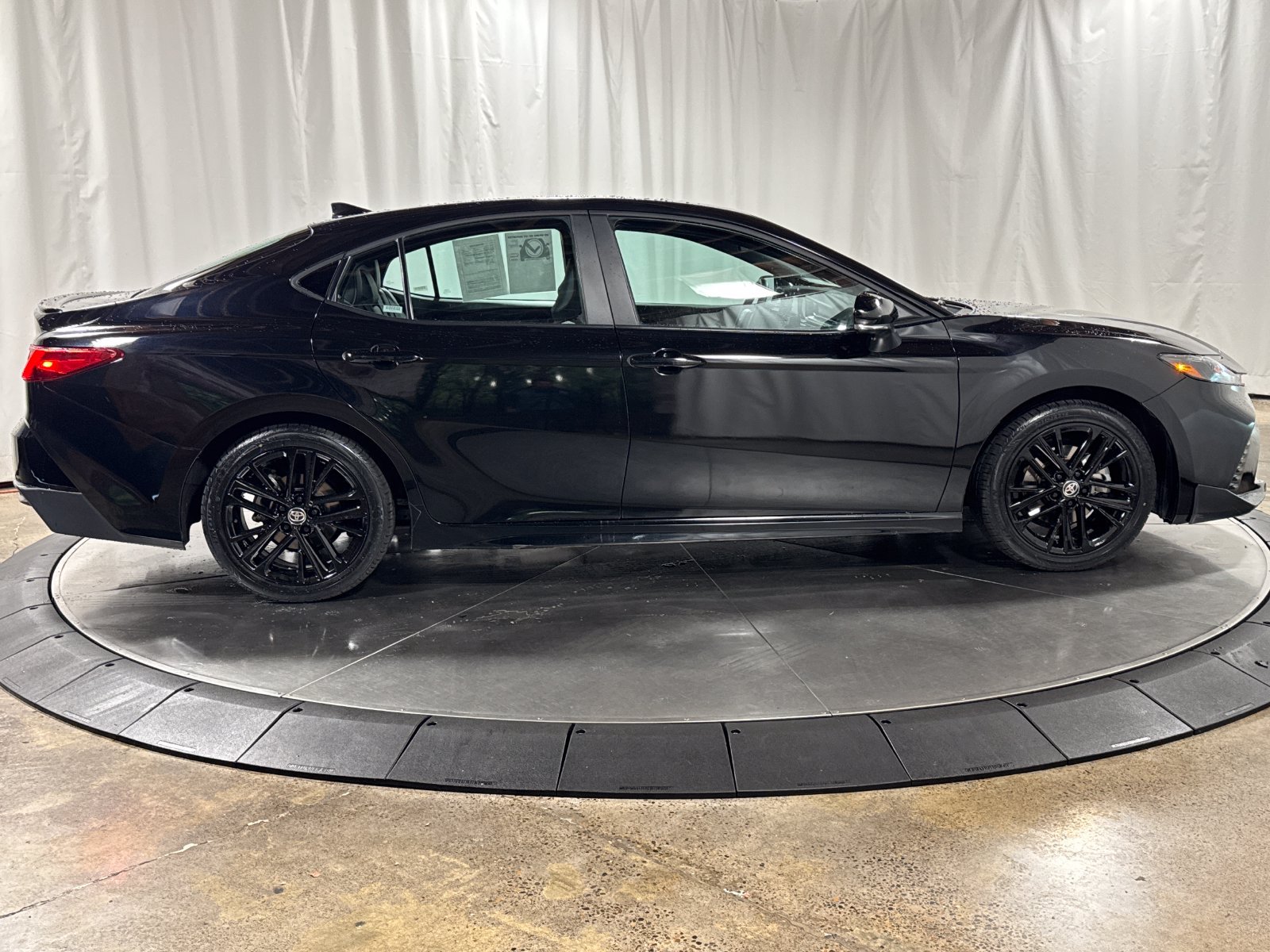 Used 2025 Toyota Camry SE FWD image 6